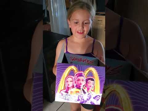 Isabella tried the Huntrix Meal from McDonalds!