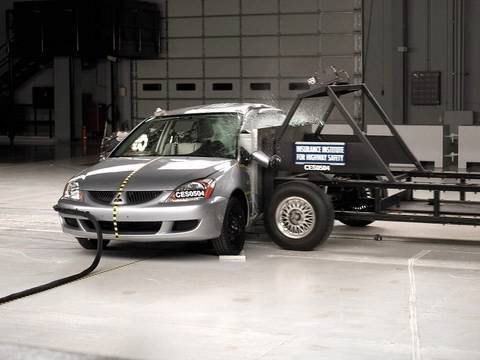 Видео краш-теста Mitsubishi Lancer 2003 - 2007