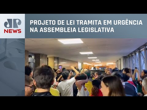 Votação na Alesp sobre escolas cívico-militares causa protesto de estudantes