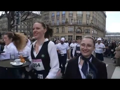 Γαλλία: Αγώνας δρόμου για σερβιτόρους στο Παρίσι