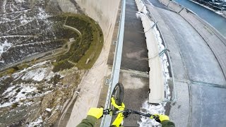 Bikers Rio Pardo | Vídeos | Pedalando no corrimão de uma barragem a 200 m de altura