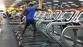 Video: Hombre baila en la trotadora del gimnasio