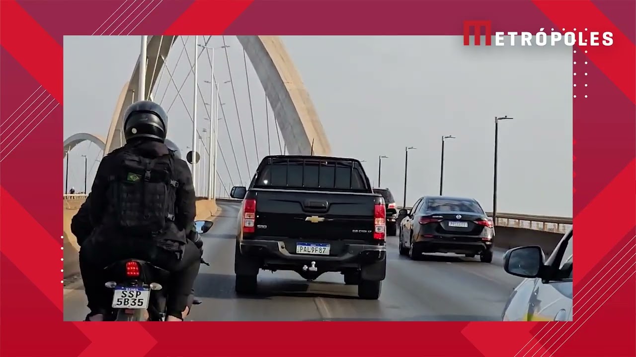 Apoiadores esperam Bolsonaro na porta do hospital DFStar, em Brasília