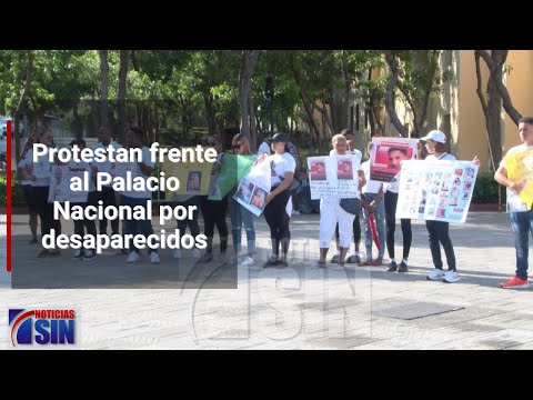 Protestan frente al Palacio Nacional por desaparecidos