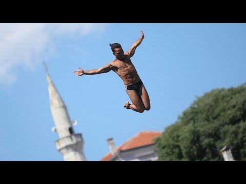 Νικητής ο Έβαλντ Κρνιτς στον ετήσιο διαγωνισμό καταδύσεων από τη Γέφυρα του Μόσταρ