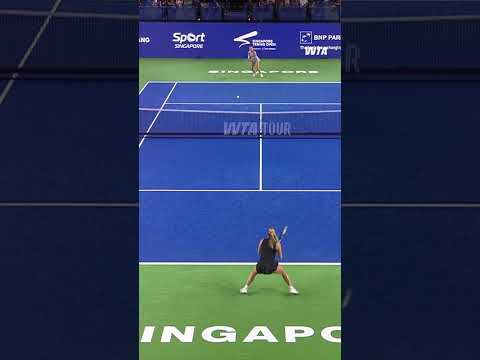 She isn't backing down 🔥 Rebecca Sramkova holding on against Chwalinska in Singapore.#SgTennisOpen