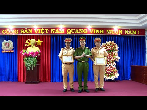 Khen thưởng 02 cá nhân có thành tích đột xuất trong đấu tranh phòng, chống tội phạm