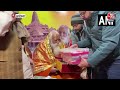 Ram Mandir: बांके बिहारी धाम से लाए गए विशेष आभूषण, राम जन्मभूमि के पुजारी को सौंपे गए | Aaj Tak  - 02:47 min - News - Video
