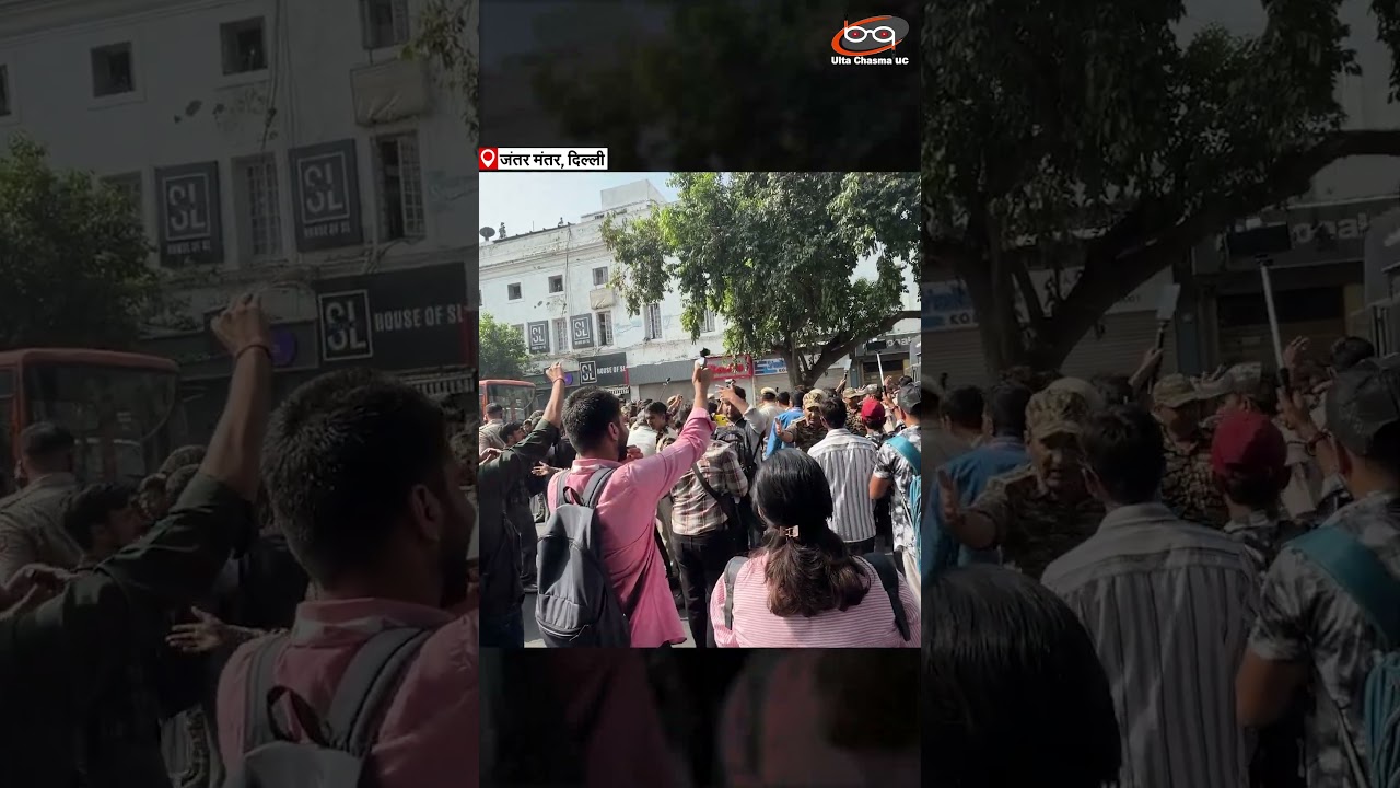 प्रदर्शनकारियों को उठा रही पुलिस