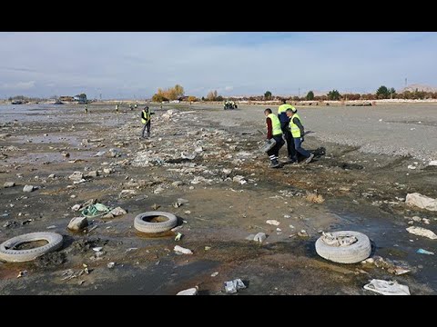 Van Gölü'nde Çekilmenin Olduğu Bölgelerde 40 Ton Çöp Toplandı