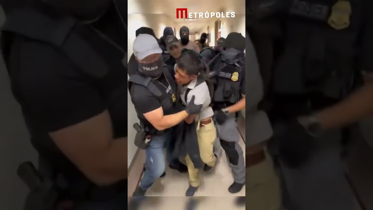 Agente de imigração dos EUA é filmado empurrando mulher