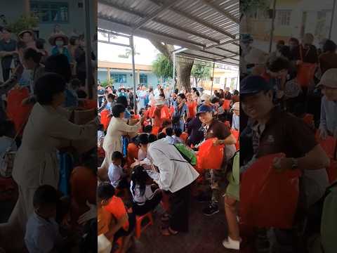 Mang Tết Trung Thu về cho trẻ em nghèo vùng sâu.#mchieuthanh #tettrungthu #viral #viralvideo#shorts