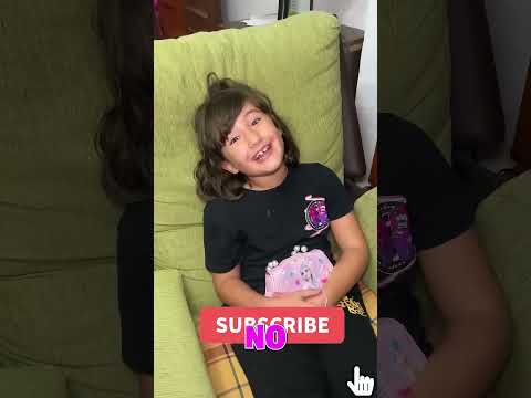 MI SOBRINA ESCONDE ALGO MISTERIOSO en EL BOLSO 🤔😮