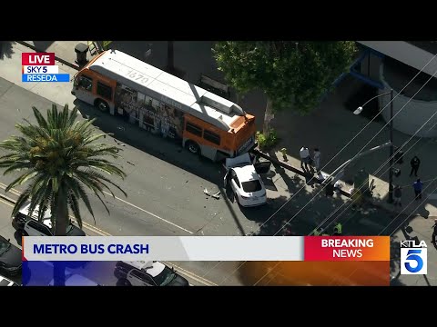 6 injured <strong>in</strong> 3-vehicle crash involving <strong>Metro</strong> bus <strong>in</strong> L.A.
