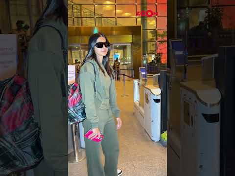 Pooja Hegde Pauses to pose For Paps at Airport #shorts #poojahegde