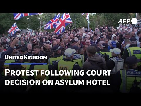 Police block protesters near Epping hotel hosting asylum seekers | AFP