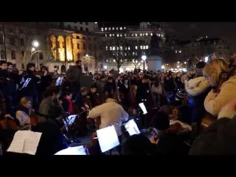 Тажно: 150 британски музичари се собраа на плоштад и свиреа во чест на жртвите од „Шарли Ебдо“