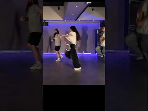 Bass drops. 몸이 먼저 움직였다.