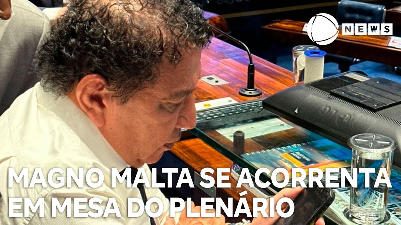 Magno Malta se acorrenta em mesa do plenário do Senado
