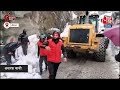 Jammu kashmir News: कश्मीर के सोनमर्ग में बर्फीले तूफ़ान की चपेट में आए 2 पर्यटकों के वाहन | Aaj Tak  - 01:19 min - News - Video