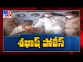 Constable risks his life to save a person falling in well-Khammam district