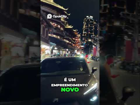 Calçada lotada bicicletas, motos e um novo centro comercial!