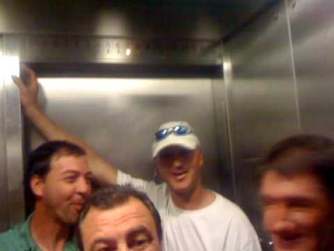 Македонци заглавени во лифт во САД