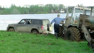 Трактор и Nissan Patrol