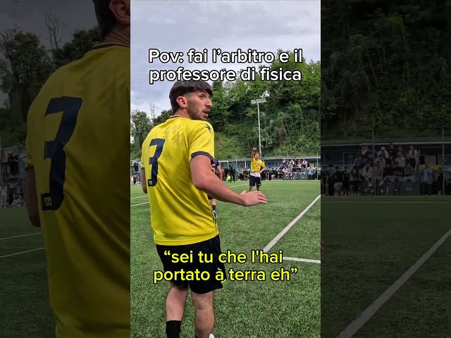 L’avevi mai sentito un arbitro dare ripetizioni di fisica in campo? 😂