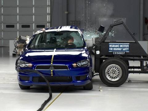Видео краш-теста Mitsubishi Lancer с 2007 года