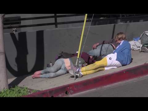 Justin Bieber Provides Food And Water And Chats With Homeless Couple On The Street In L.A.