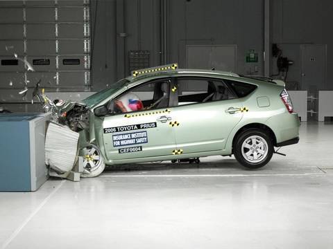Видео краш-теста Toyota Prius 2006 - 2008