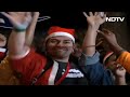 Dunki Fever Takes Over Mumbai, A Fan Dresses Up Like SRKs Hardy  - 01:42 min - News - Video