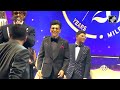 Salman Khan ने Amitabh और Abhishek Bachchan को जब गले लगाया  - 00:38 min - News - Video