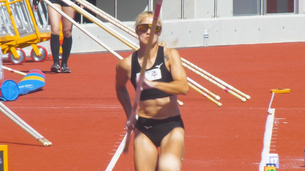 Tension! Healthy women's pole vault competition.