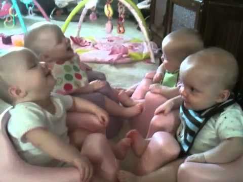 Најслаткото смеење на 4 близначиња кога ќе се препознаат