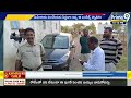 ప్రకాశం జిల్లాలో చీరలను స్వాధీనం చేసుకున్న పోలీసులు | Police Caught Sarees At Prakasham District  - 01:05 min - News - Video