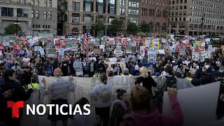 Marchan en Chicago a favor y en contra del operativo migratorio 'Midway Blitz' | Noticias Telemundo