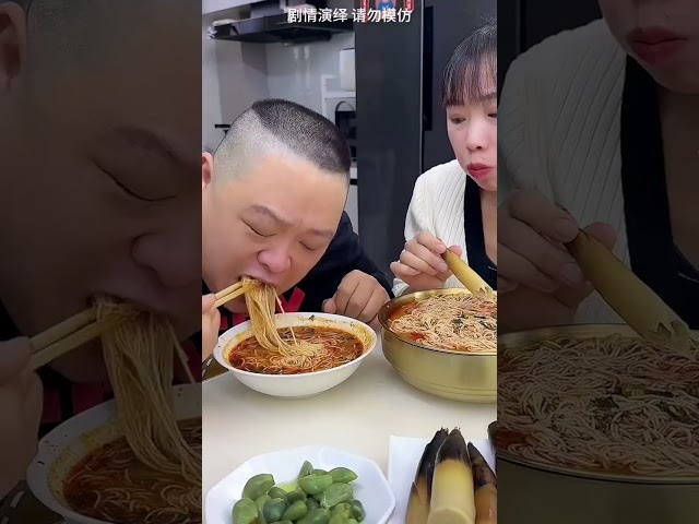 蠢老公自以為聰明，拒絕大份麵條，誰料我吃到大豬蹄他傻眼了