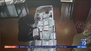 2 sought in smash-and-grab robbery at Glendale jewelry store