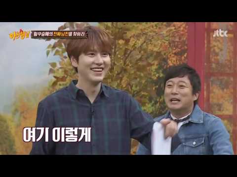 카메라 앞에서 무대 동선으로 이동하는 규현