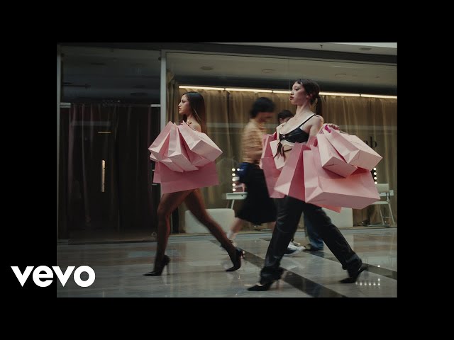 Emilia, Six Sex - pasarella 👠 (Official Video)
