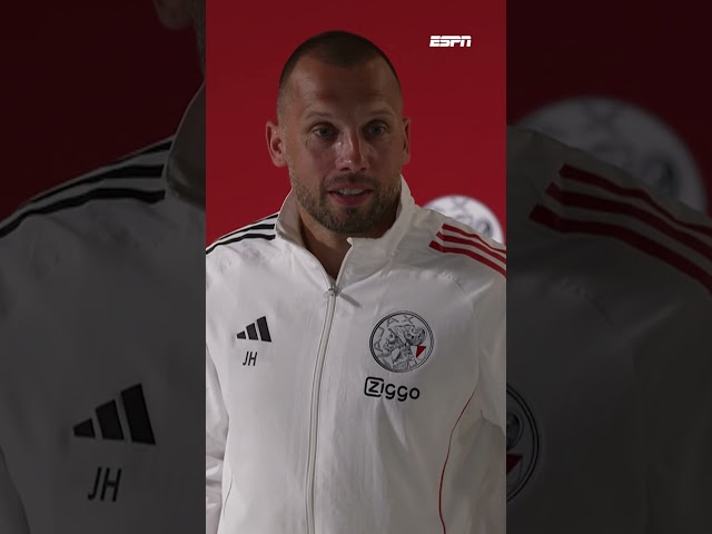 John Heitinga grapt richting aanwezige pers bij Ajax 😉