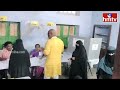 మొహం చూడకుండా ఓటు ఎలా వేయనిస్తున్నారు...ఫైర్ అయిన అరవింద్ | BJP MP Candidate On Fire | hmtv  - 03:33 min - News - Video