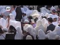 Jewish worshippers gather at Jerusalems Wailing Wall for traditional priestly blessing  - 00:59 min - News - Video