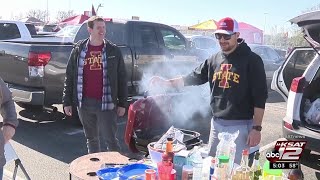 Fans throw tailgate party prior to Valero Alamo Bowl