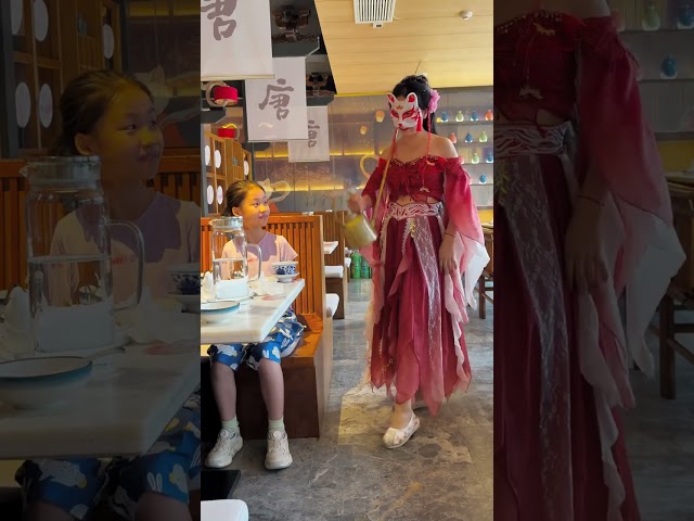 चीन के सर्वश्रेष्ठ कर्मचारी |小妹妹，这是干什么？#猫猫小可爱#汉服#二次元