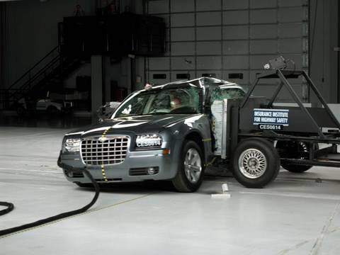 Видео краш-теста Chrysler 300 2004 - 2010