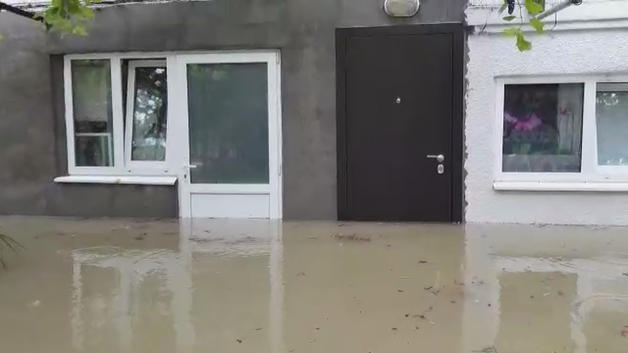 Жителей Адлера затопило нечистотами