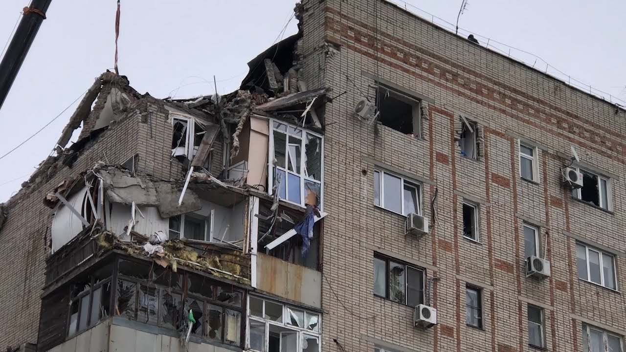 Взрыв в Шахтах: спасатели ищут людей под завалами